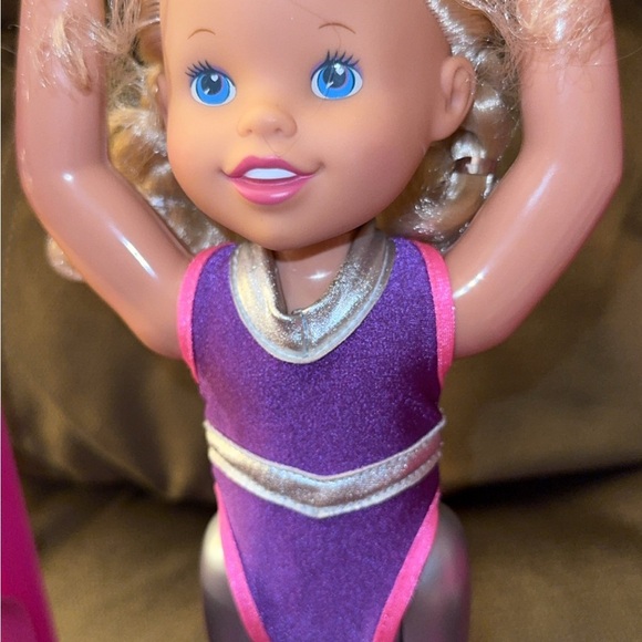 Vintage Super Star Susie Gymnastics Gymnast Bar Flipping Doll Toy Biz 1999 - Picture 3 of 6
